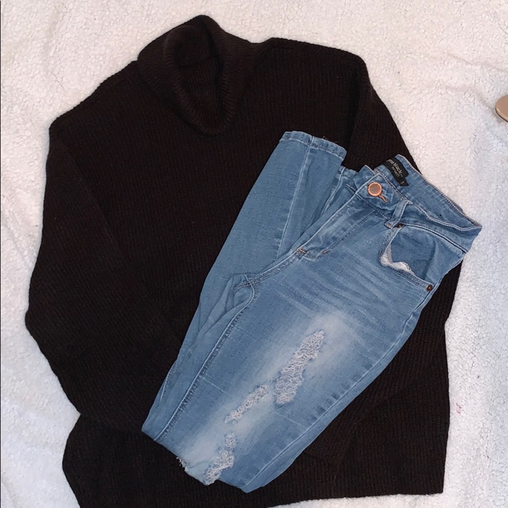 Cute Light Wash Ripped Jeans👖